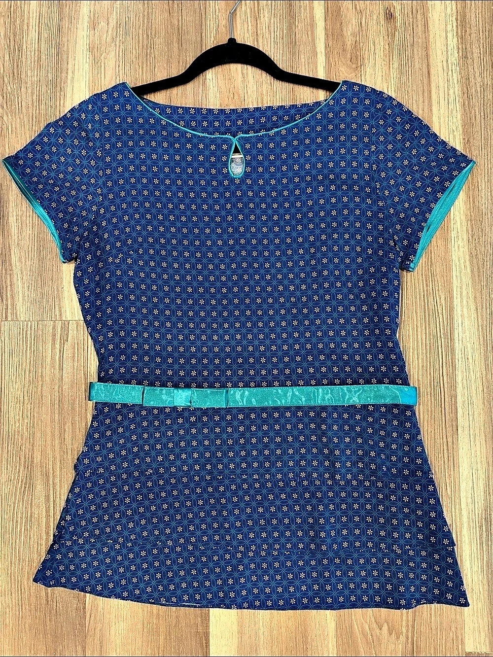 4/$20 Paperdolls Printed Tunic Top in Blue & Green Size Large